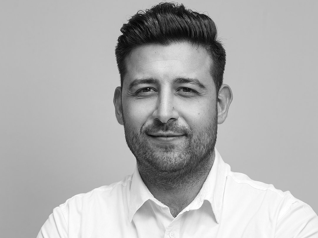 MANUELE.. the organised expert